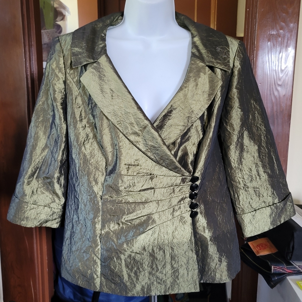 This size 10, green, DANA KAY jacket is perfect for your next night out